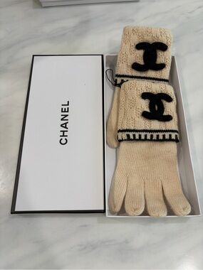 Chanel Cream Wool Gloves with Black CC Logo